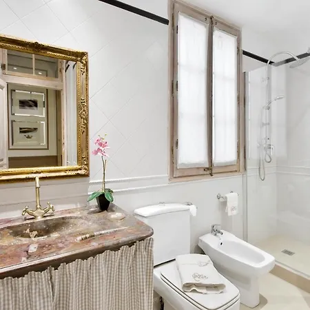 Hohomes - Centric Design Apartment