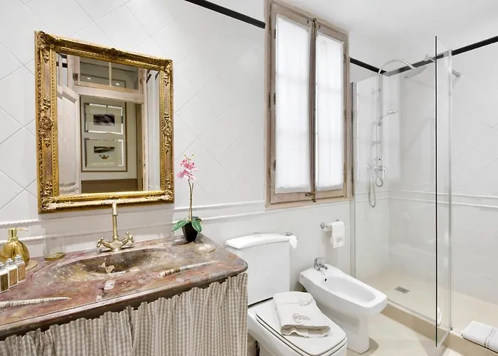 Hohomes - Centric Design Apartment